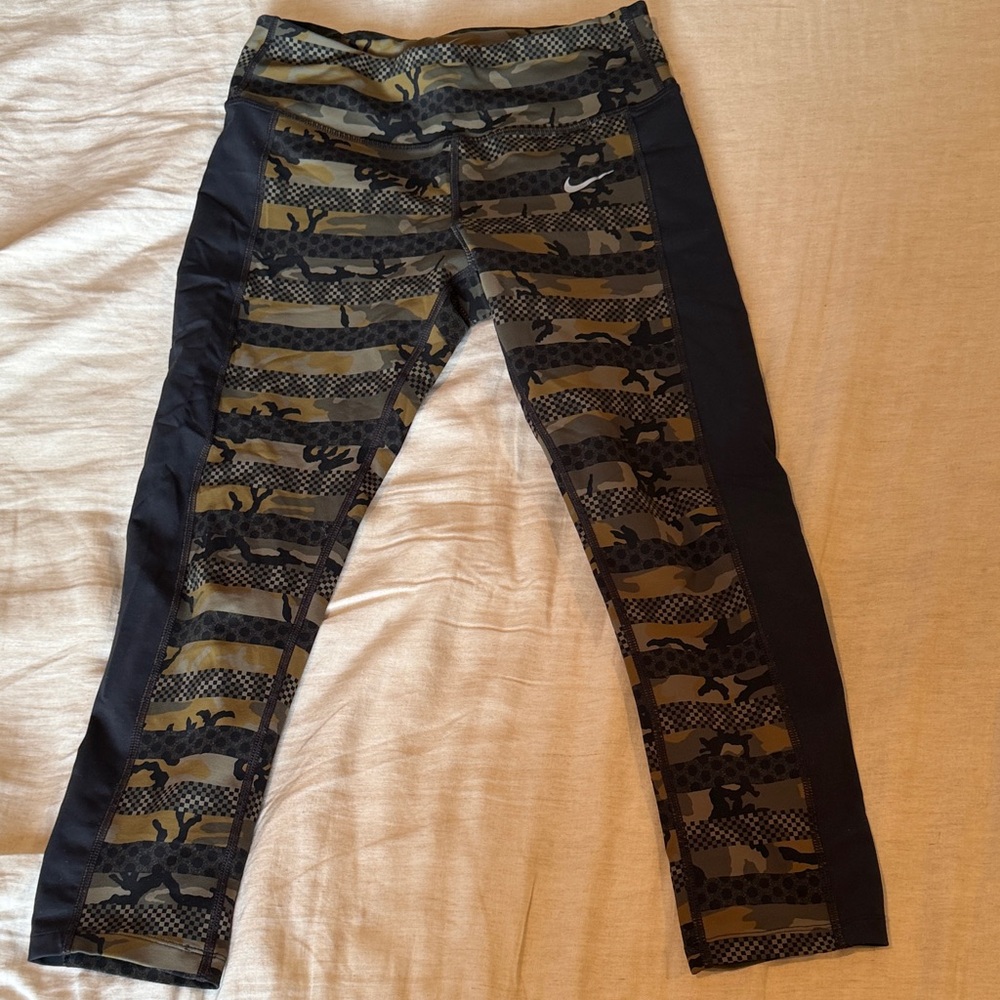 Nike camo Capri Leggings with pockets size s